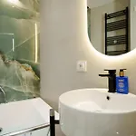 Luxury View Private Jacuzzi Apartment *